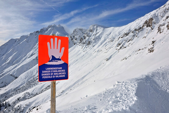 Lawinen-Warnschild | © stock.adobe.com
