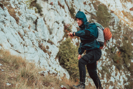 Wearable im Bergsport | © stock.adobe.com / Malik Nalik Wearable im Bergsport | © stock.adobe.com / Malik Nalik