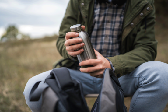 Trinkblase oder Flasche: Was gehört in den Rucksack? | © Miljan Živković / Adobe Stock Trinkblase oder Flasche: Was gehört in den Rucksack? | © Miljan Živković / Adobe Stock